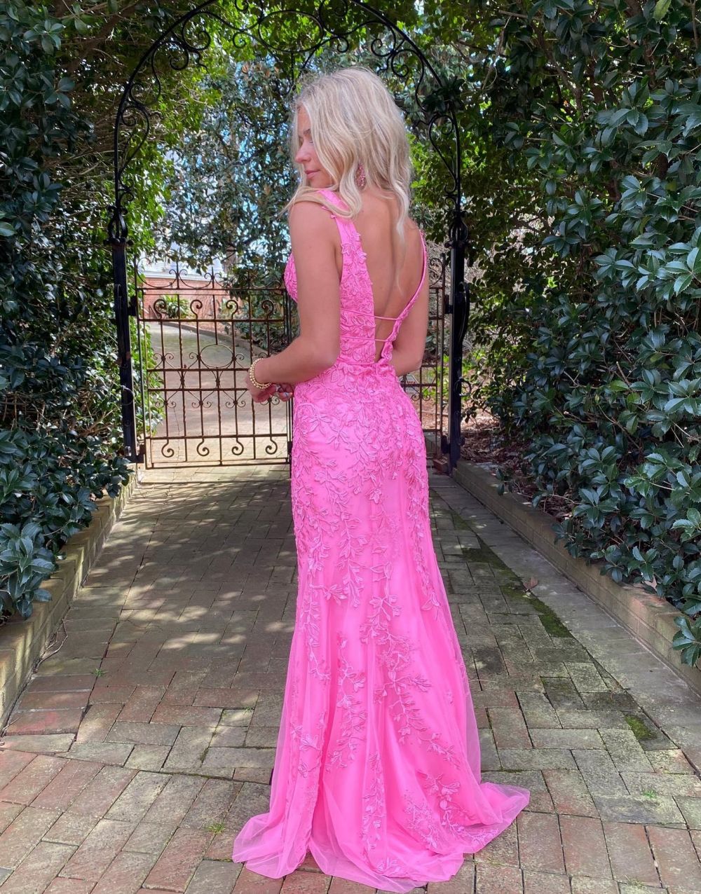 Vestido de fiesta rosa fucsia con escote en V pronunciado y encaje estilo sirena