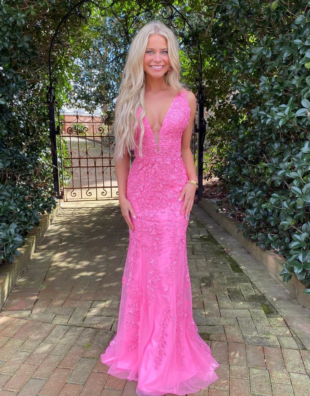Vestido de fiesta rosa fucsia con escote en V pronunciado y encaje estilo sirena