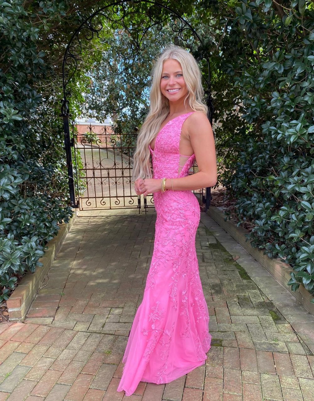 Vestido de fiesta rosa fucsia con escote en V pronunciado y encaje estilo sirena