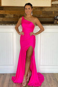 Vestido de fiesta rosa intenso con un solo hombro y abertura VMP105