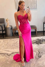 Robe de bal sirène en satin sans bretelles avec applications de dentelle et fente