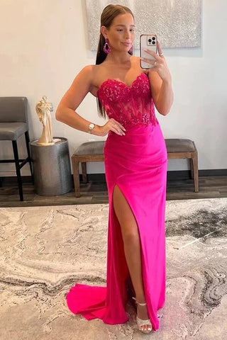 Robe de bal sirène en satin sans bretelles avec applications de dentelle et fente