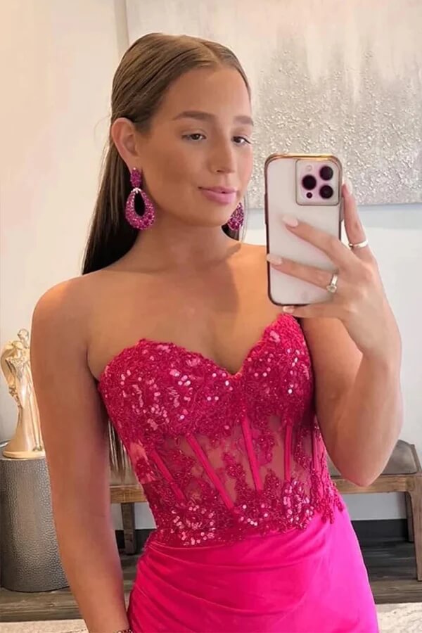 Robe de bal sirène en satin sans bretelles avec applications de dentelle et fente