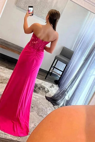 Robe de bal sirène en satin sans bretelles avec applications de dentelle et fente