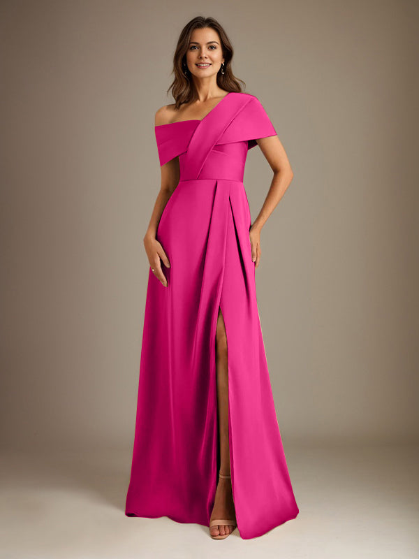 Robe de mère de la mariée en satin, coupe trapèze, décolleté asymétrique et plis. 