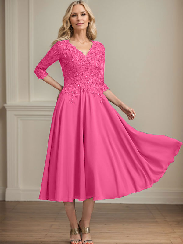 Vestido de corte A, escote en V, largo hasta la rodilla, de gasa, encaje, con lentejuelas y pedrería para la madre de la novia. 