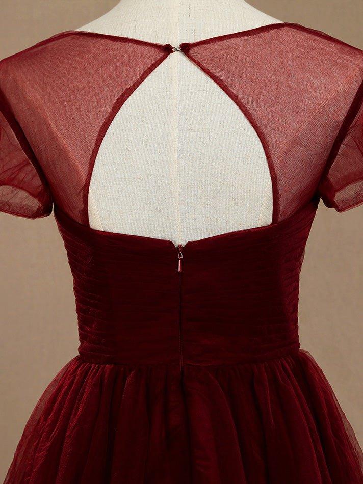 Vestido de dama de honor de tul con mangas cortas y corte en A hasta la rodilla con escote barco transparente 