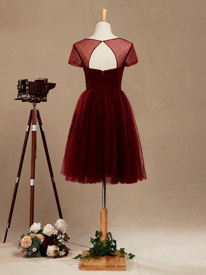 Vestido de dama de honor de tul con mangas cortas y corte en A hasta la rodilla con escote barco transparente 