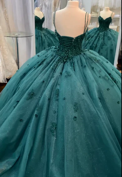 Vestido de quinceañera de baile con cuentas, tirantes finos, color verde esmeralda, modelo Y1621