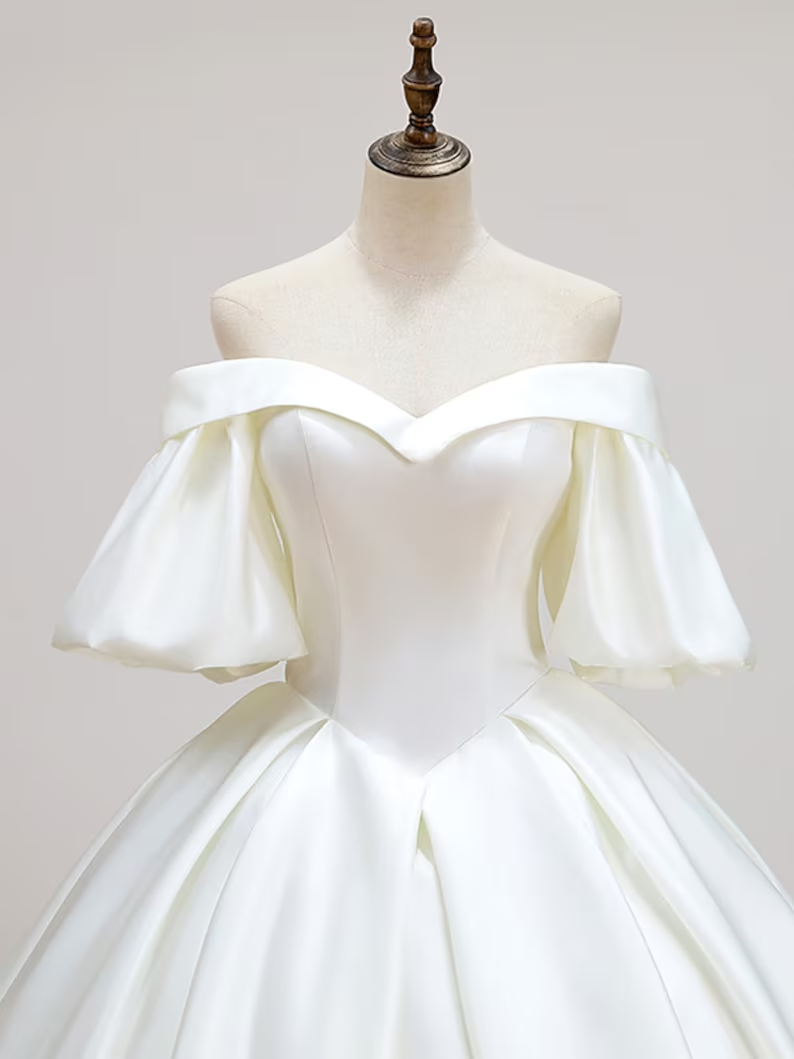 Robe de mariée simple à épaules dénudées et manches courtes, en satin, avec traîne chapelle, style bal, référence Y2388