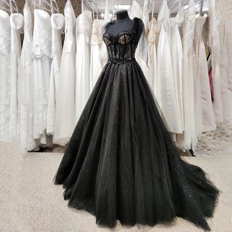 Vestido de novia negro de corte corte, con corsé de tul y encaje brillante en el escote corazón