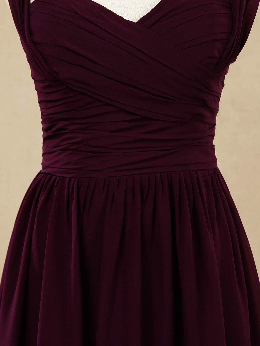 Vestido de dama de honor de gasa con tirantes finos y escote corazón 