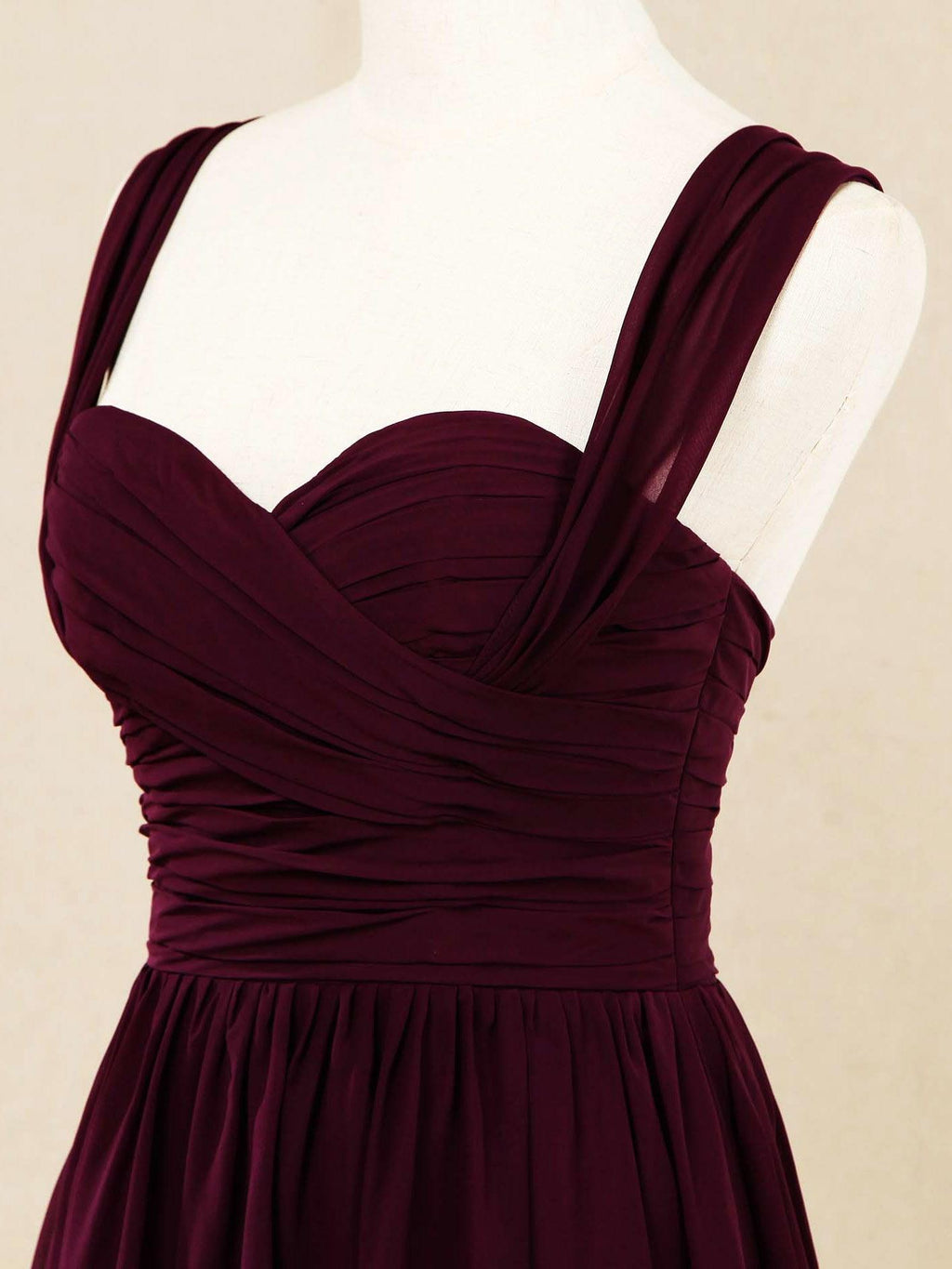 Vestido de dama de honor de gasa con tirantes finos y escote corazón 