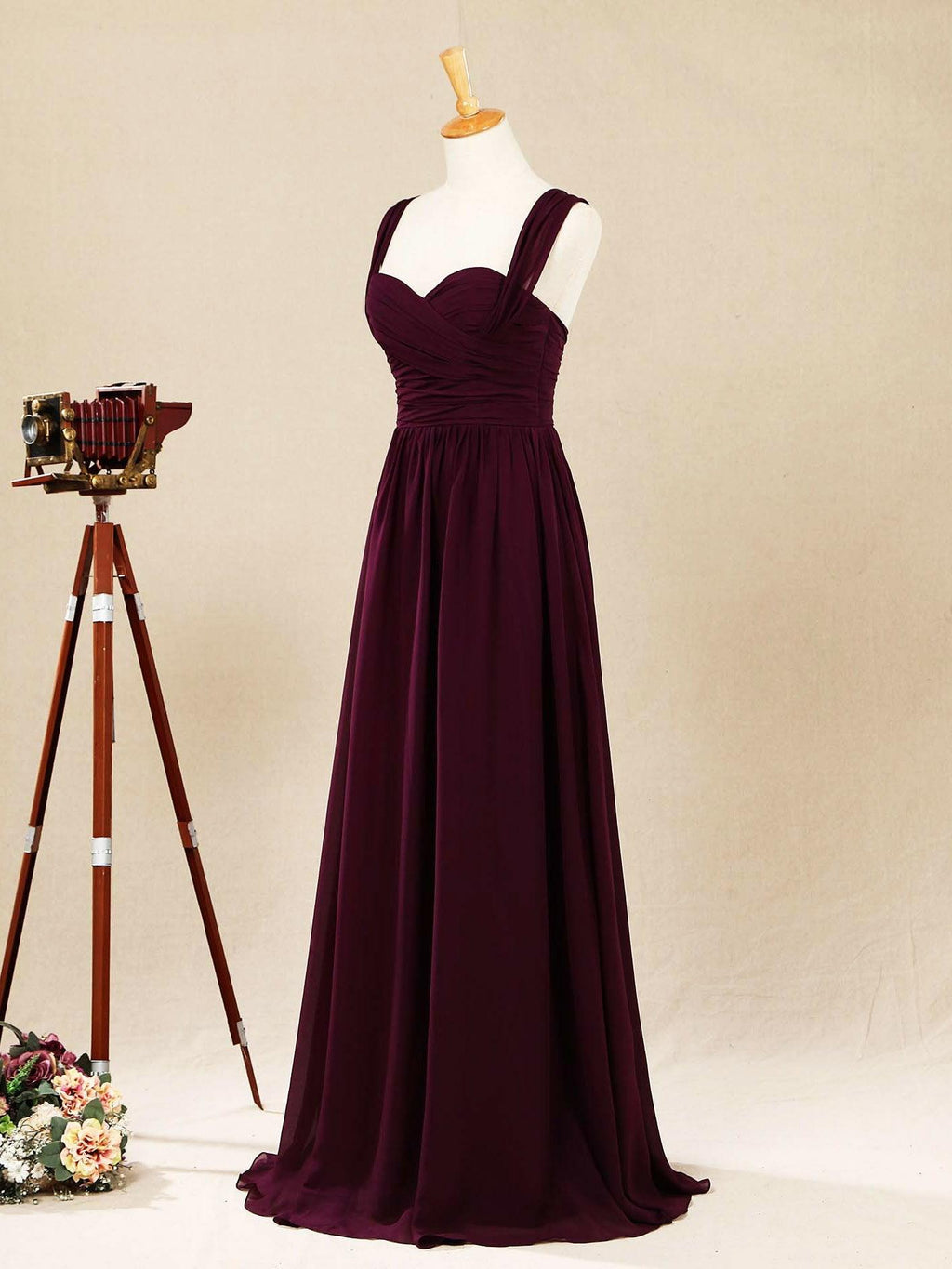 Vestido de dama de honor de gasa con tirantes finos y escote corazón 