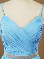 Vestido formal de noche de gasa con tirantes finos y corte en A con cinturón de cuentas 