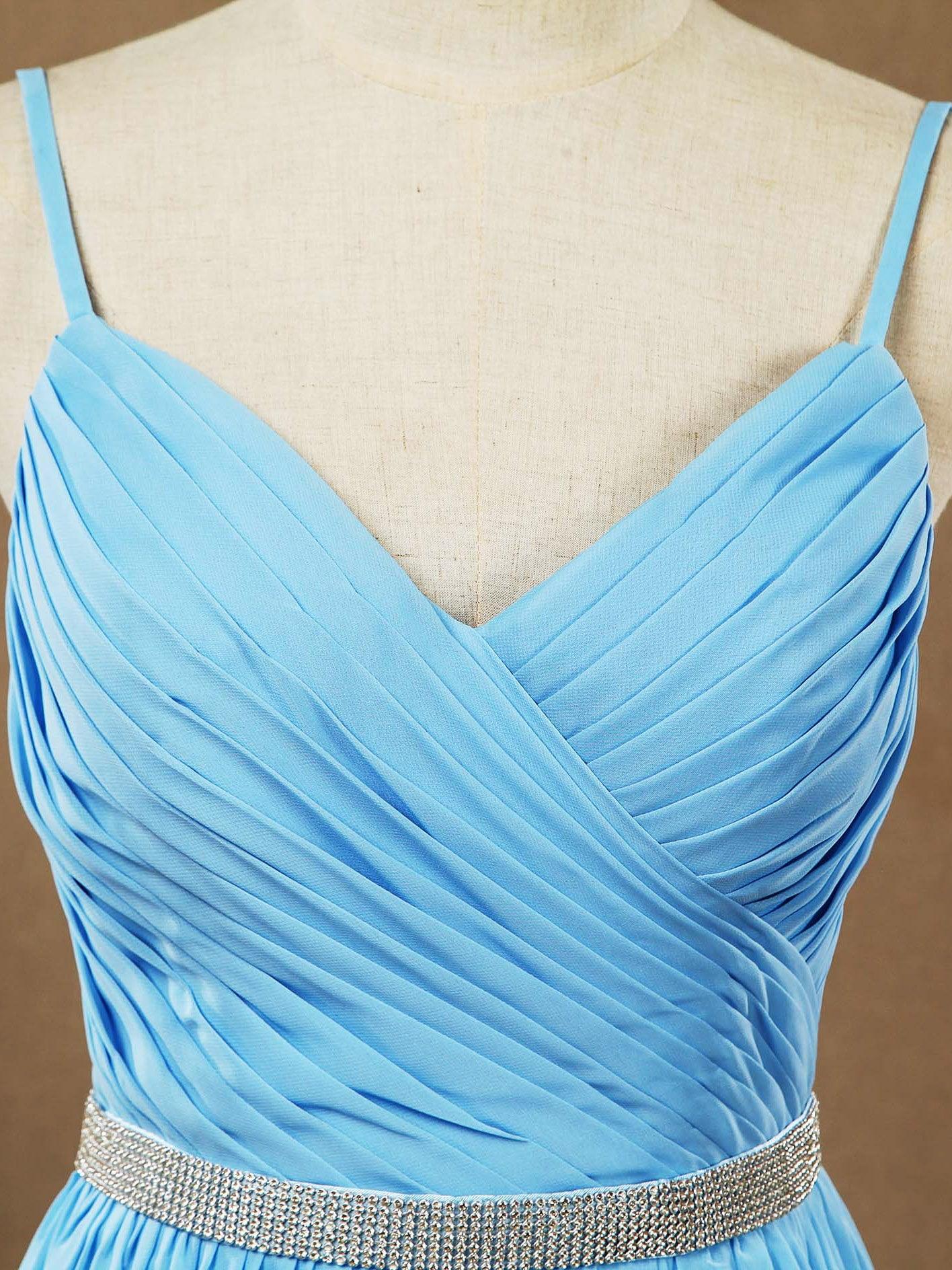 Vestido formal de noche de gasa con tirantes finos y corte en A con cinturón de cuentas 