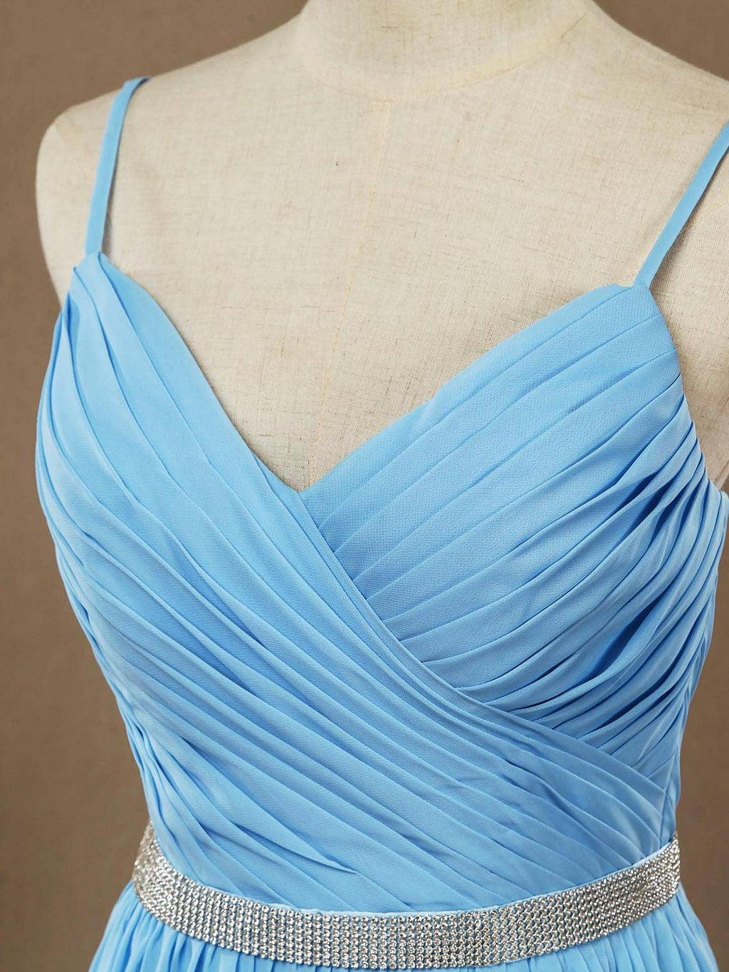 Vestido formal de noche de gasa con tirantes finos y corte en A con cinturón de cuentas 