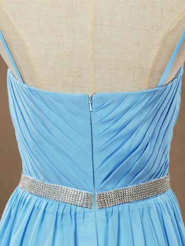 Vestido formal de noche de gasa con tirantes finos y corte en A con cinturón de cuentas 