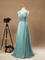 Vestidos de dama de honor largos de gasa con corte A y tirantes azul polvoriento con escote en V 