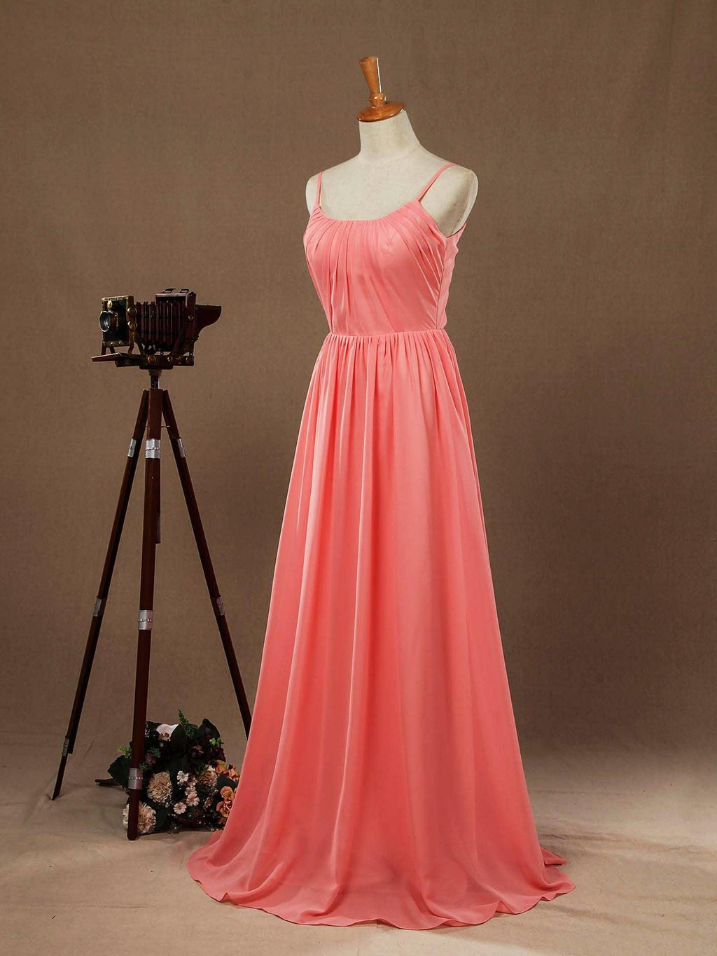 Vestido de dama de honor de gasa con escote redondo, tirantes finos y fruncido, largo hasta el suelo 