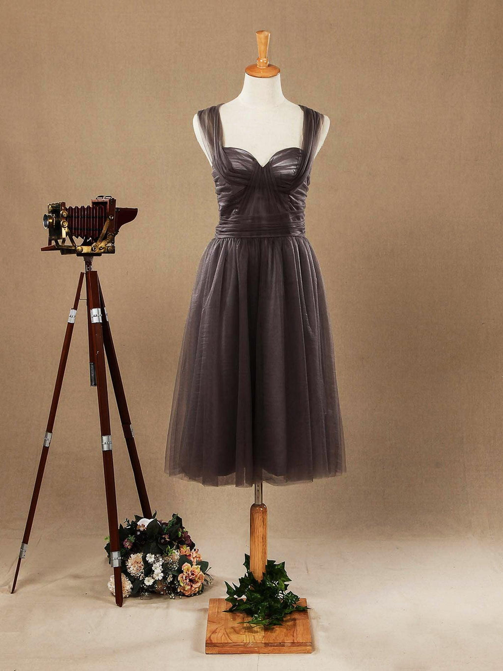 Vestidos de dama de honor de tul hasta la rodilla con corte A y tirantes, escote corazón, espalda abierta con fruncido 