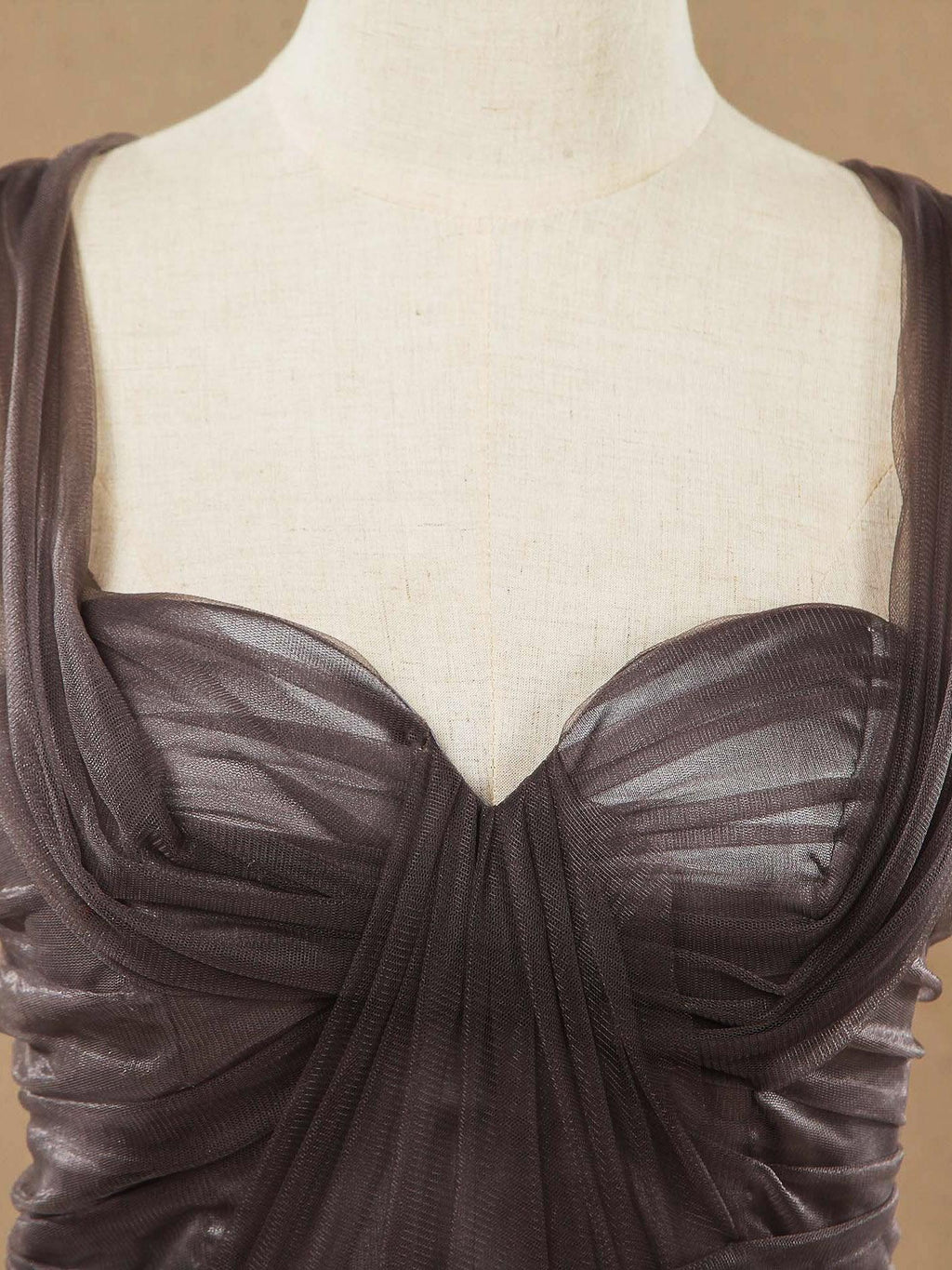 Vestidos de dama de honor de tul hasta la rodilla con corte A y tirantes, escote corazón, espalda abierta con fruncido 