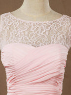 Vestido de dama de honor de gasa con encaje, escote joya, largo hasta el suelo, corte A y pliegues fruncidos 