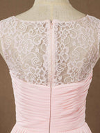 Vestido de dama de honor de gasa con encaje, escote joya, largo hasta el suelo, corte A y pliegues fruncidos 