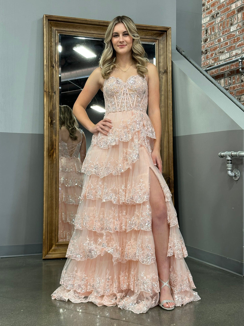 Vestido de graduación tipo corsé con hombros descubiertos y volantes de encaje