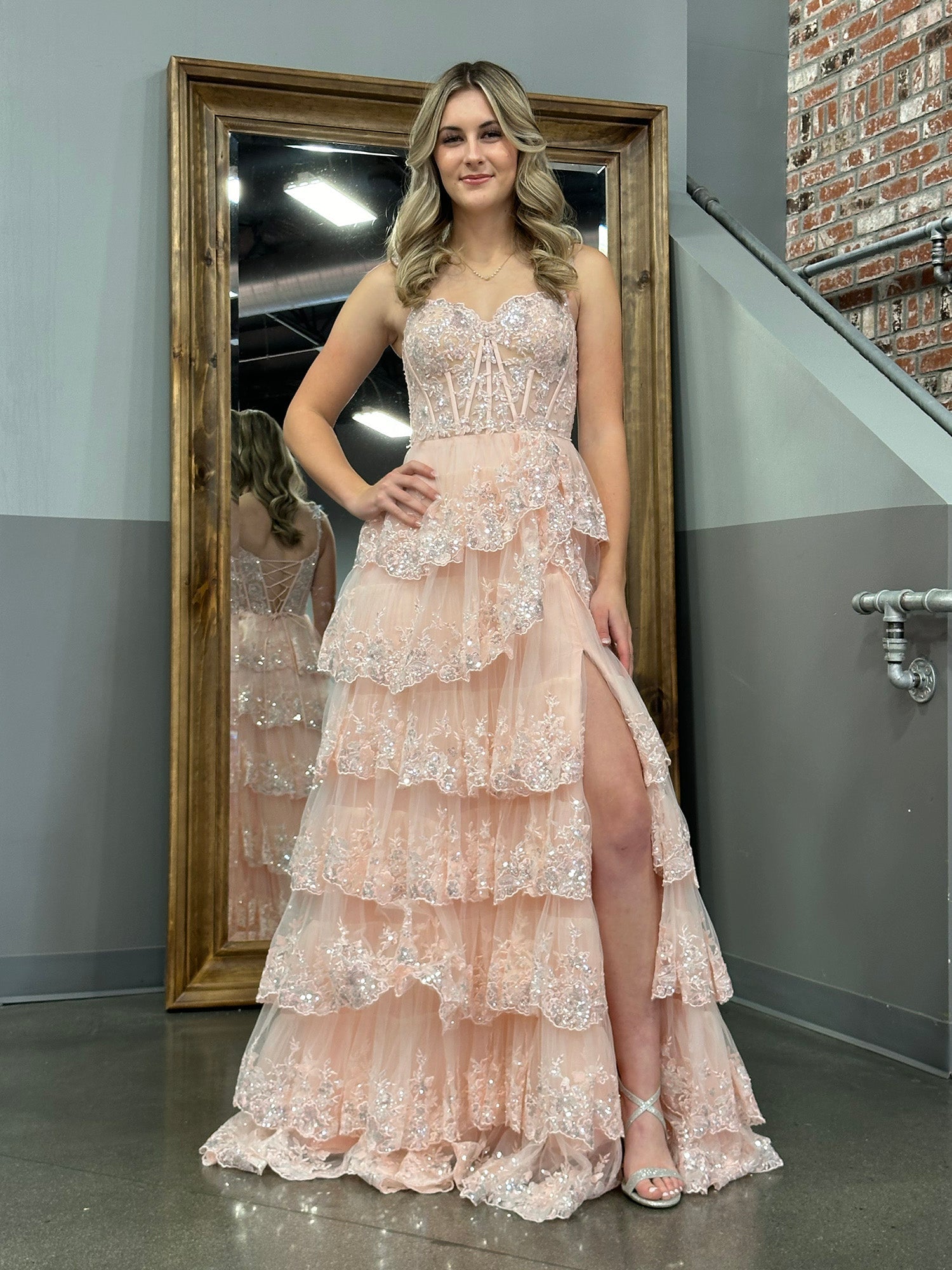 Vestido de graduación tipo corsé con hombros descubiertos y volantes de encaje