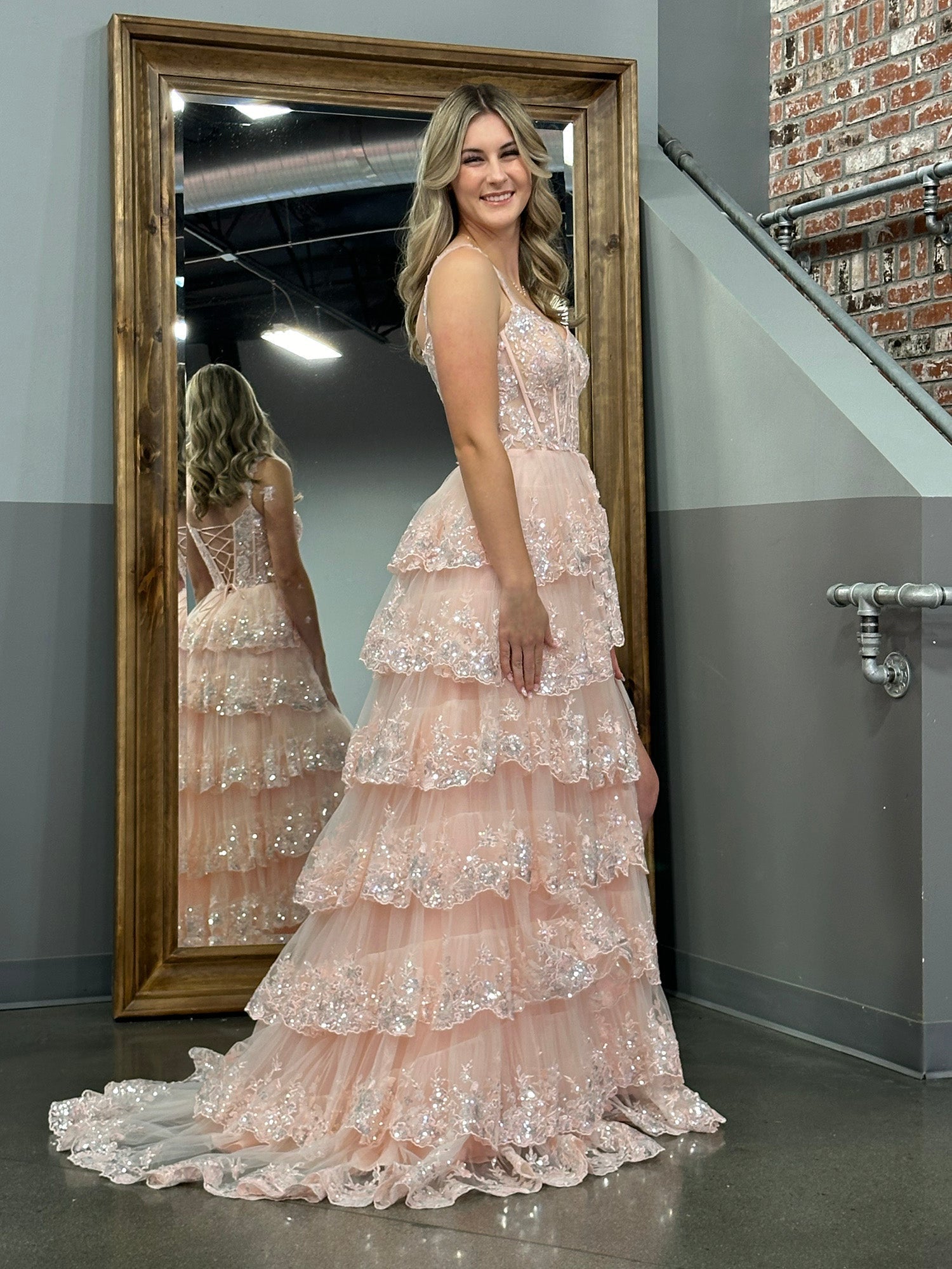 Vestido de graduación tipo corsé con hombros descubiertos y volantes de encaje