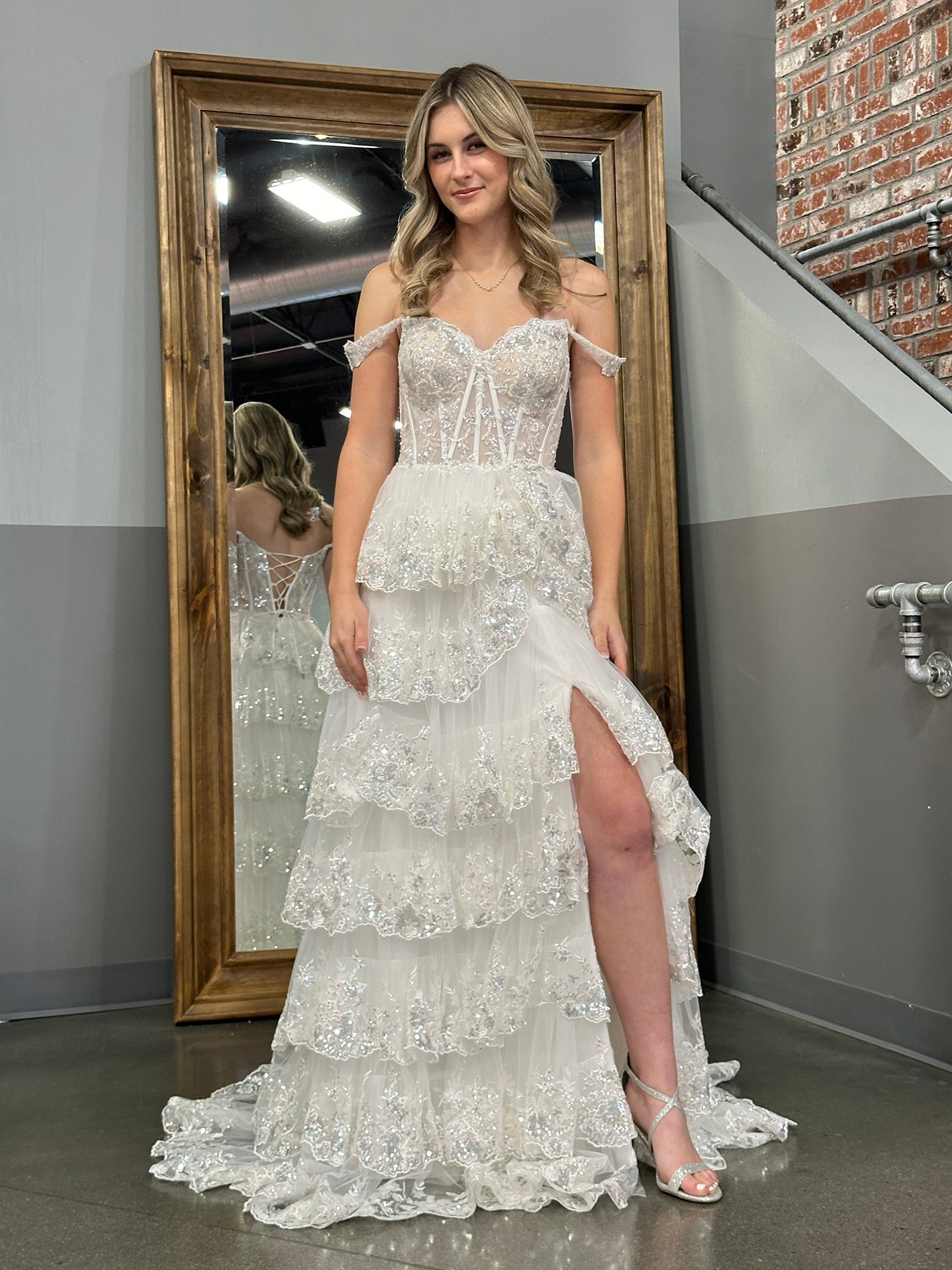 Vestido de graduación tipo corsé con hombros descubiertos y volantes de encaje