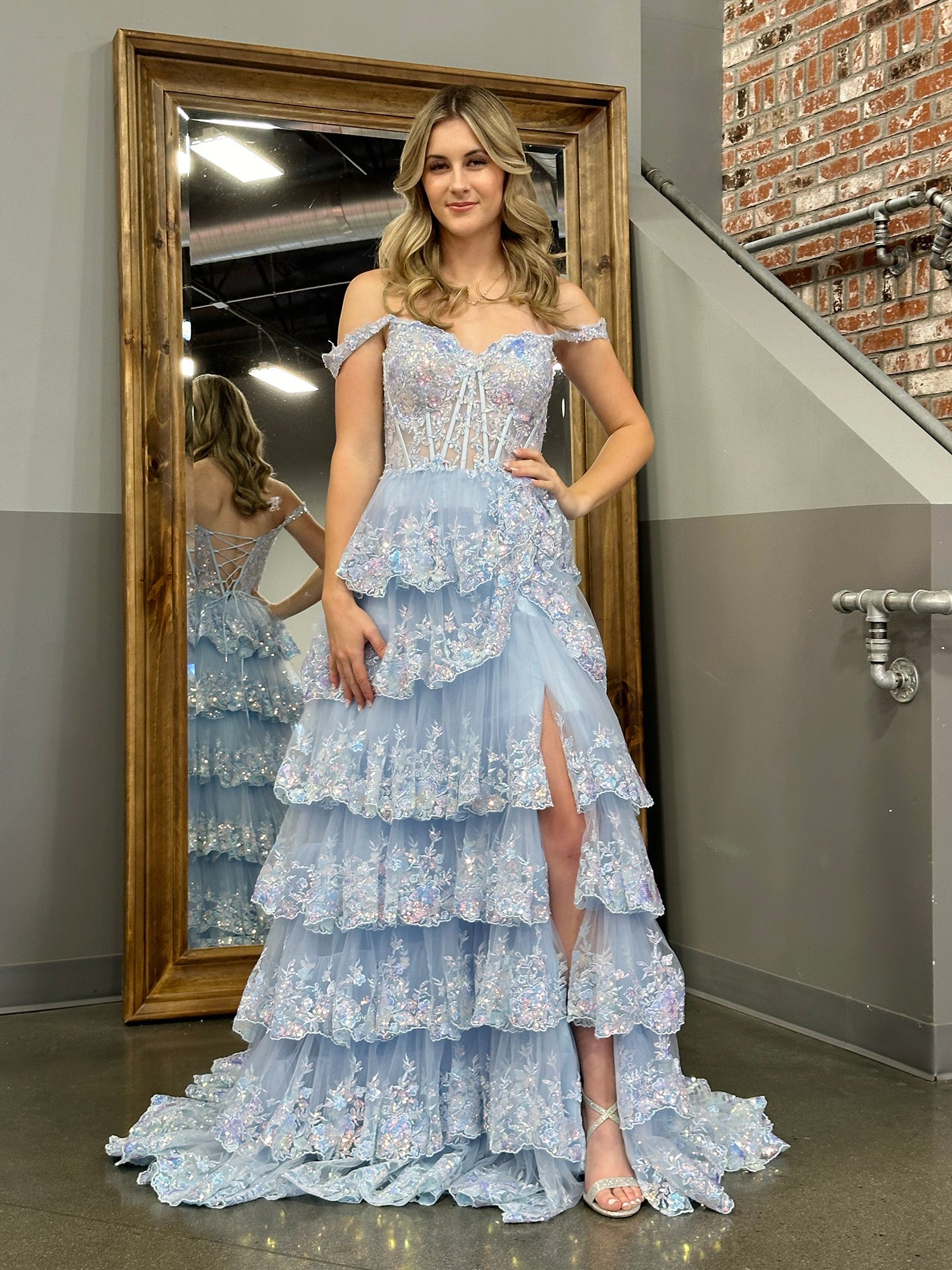 Vestido de graduación tipo corsé con hombros descubiertos y volantes de encaje