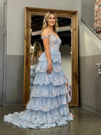 Vestido de graduación tipo corsé con hombros descubiertos y volantes de encaje