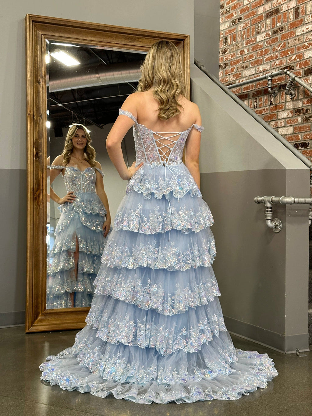 Vestido de graduación tipo corsé con hombros descubiertos y volantes de encaje