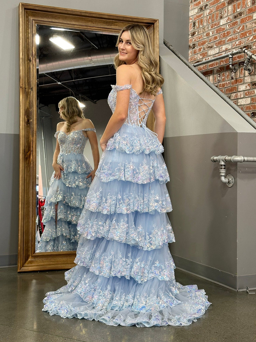 Vestido de graduación tipo corsé con hombros descubiertos y volantes de encaje