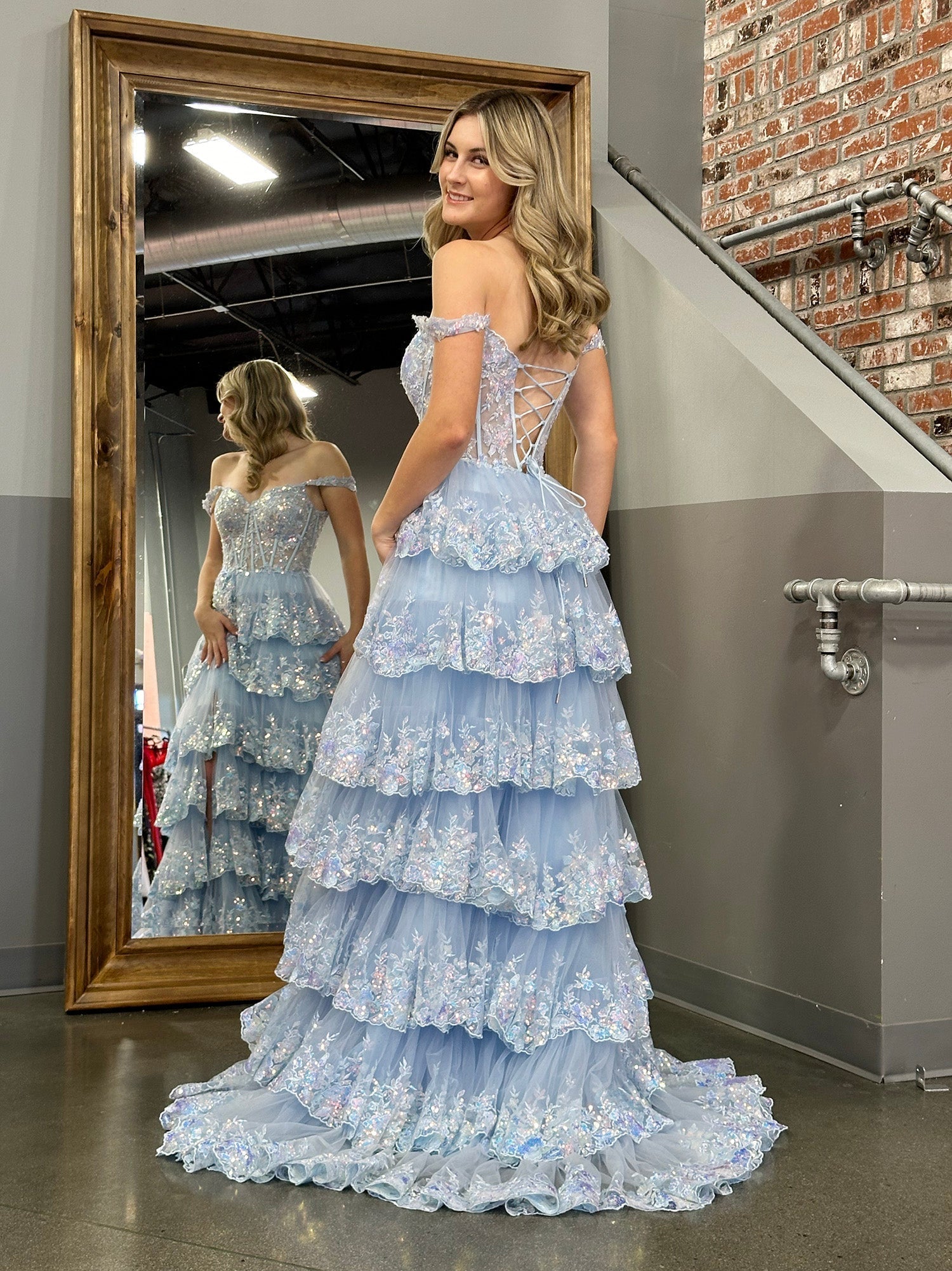 Vestido de graduación tipo corsé con hombros descubiertos y volantes de encaje