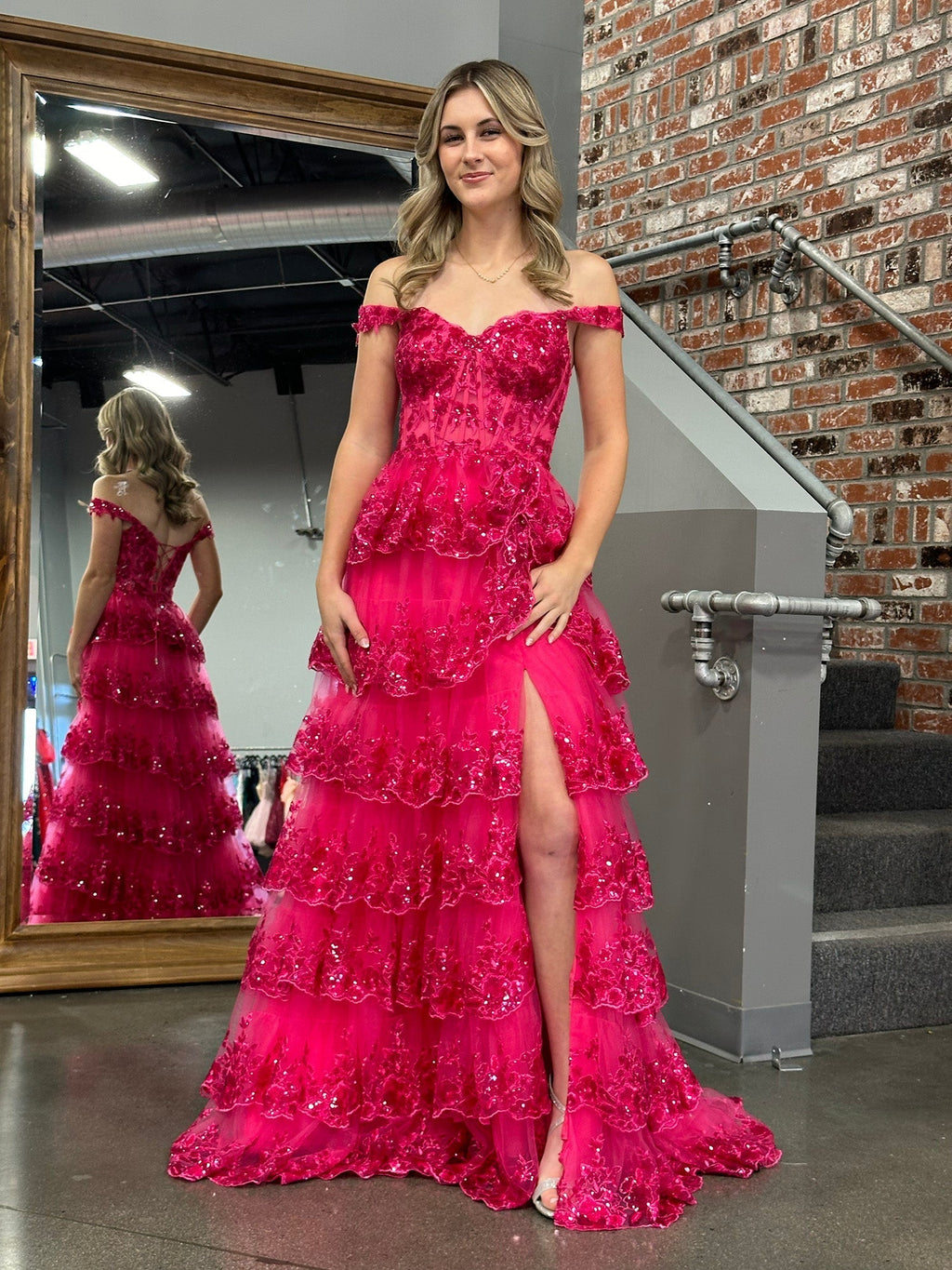 Vestido de graduación tipo corsé con hombros descubiertos y volantes de encaje