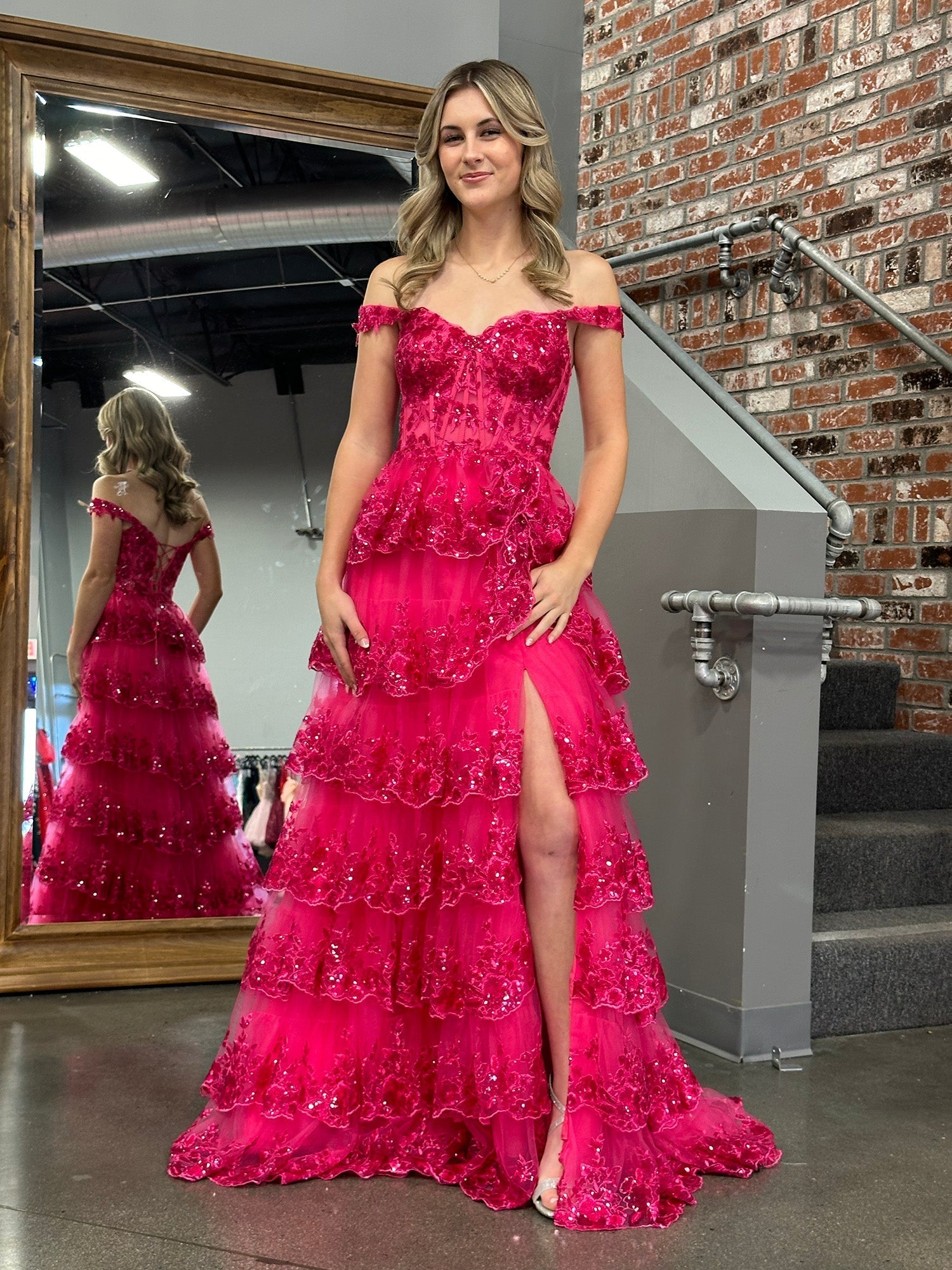 Vestido de graduación tipo corsé con hombros descubiertos y volantes de encaje