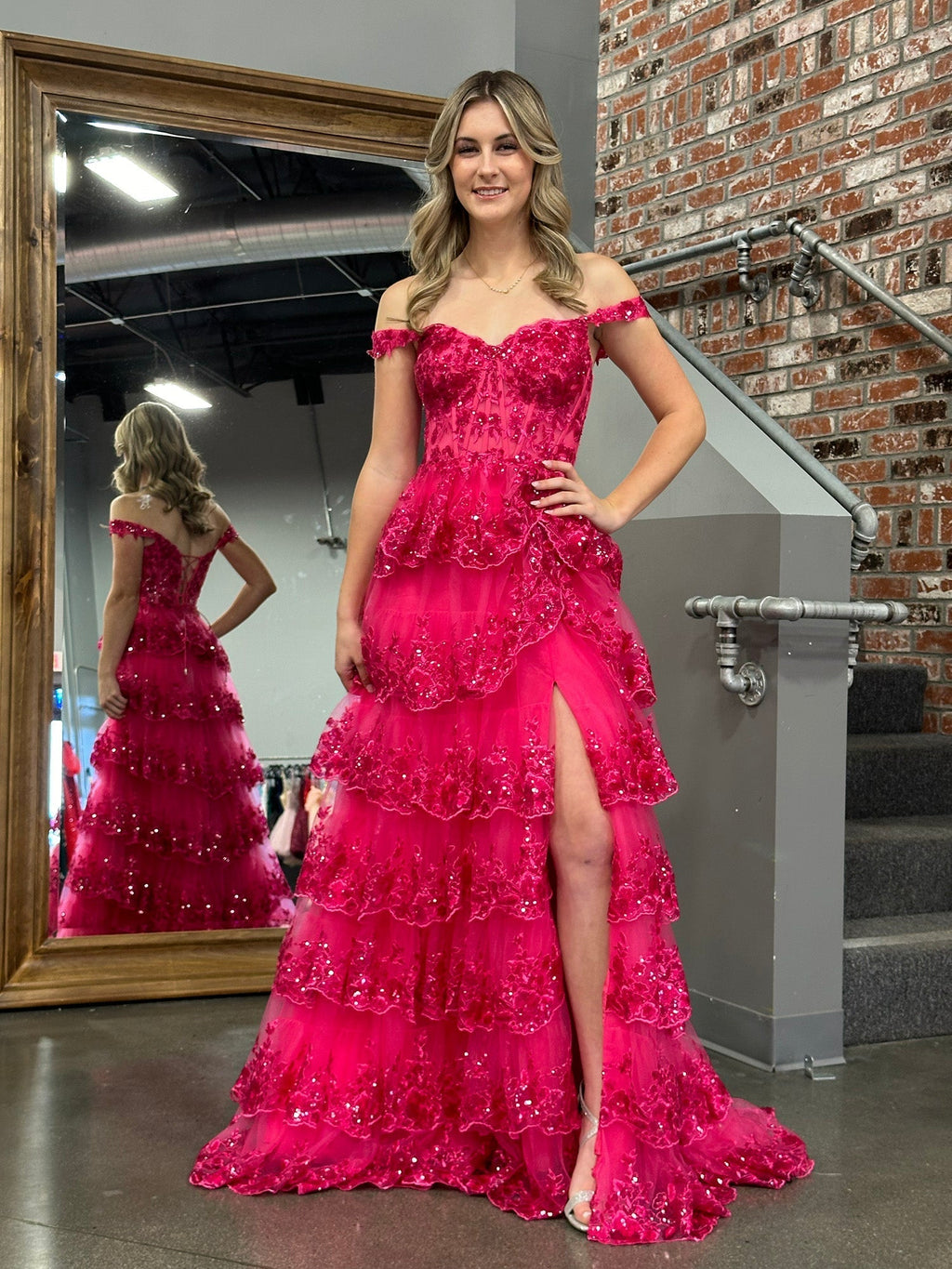 Vestido de graduación tipo corsé con hombros descubiertos y volantes de encaje