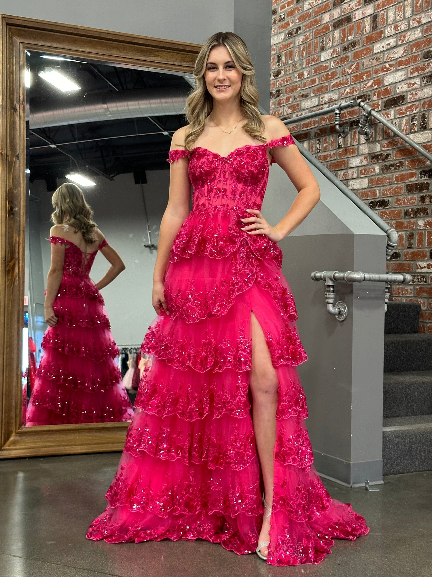 Vestido de graduación tipo corsé con hombros descubiertos y volantes de encaje