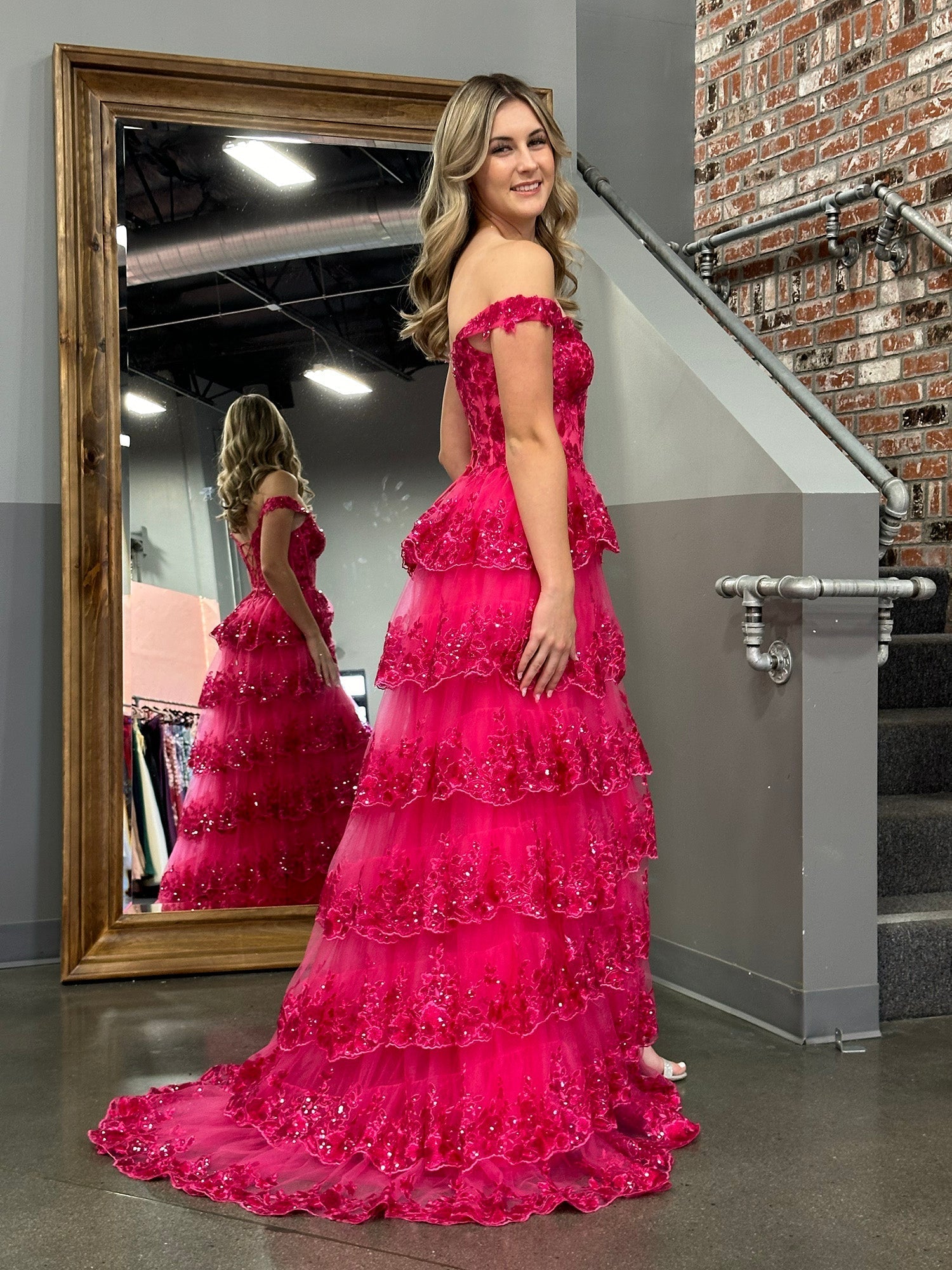 Vestido de graduación tipo corsé con hombros descubiertos y volantes de encaje