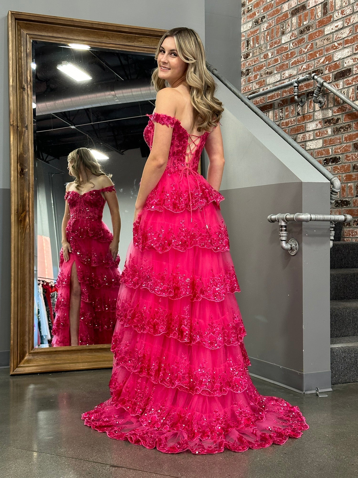 Vestido de graduación tipo corsé con hombros descubiertos y volantes de encaje