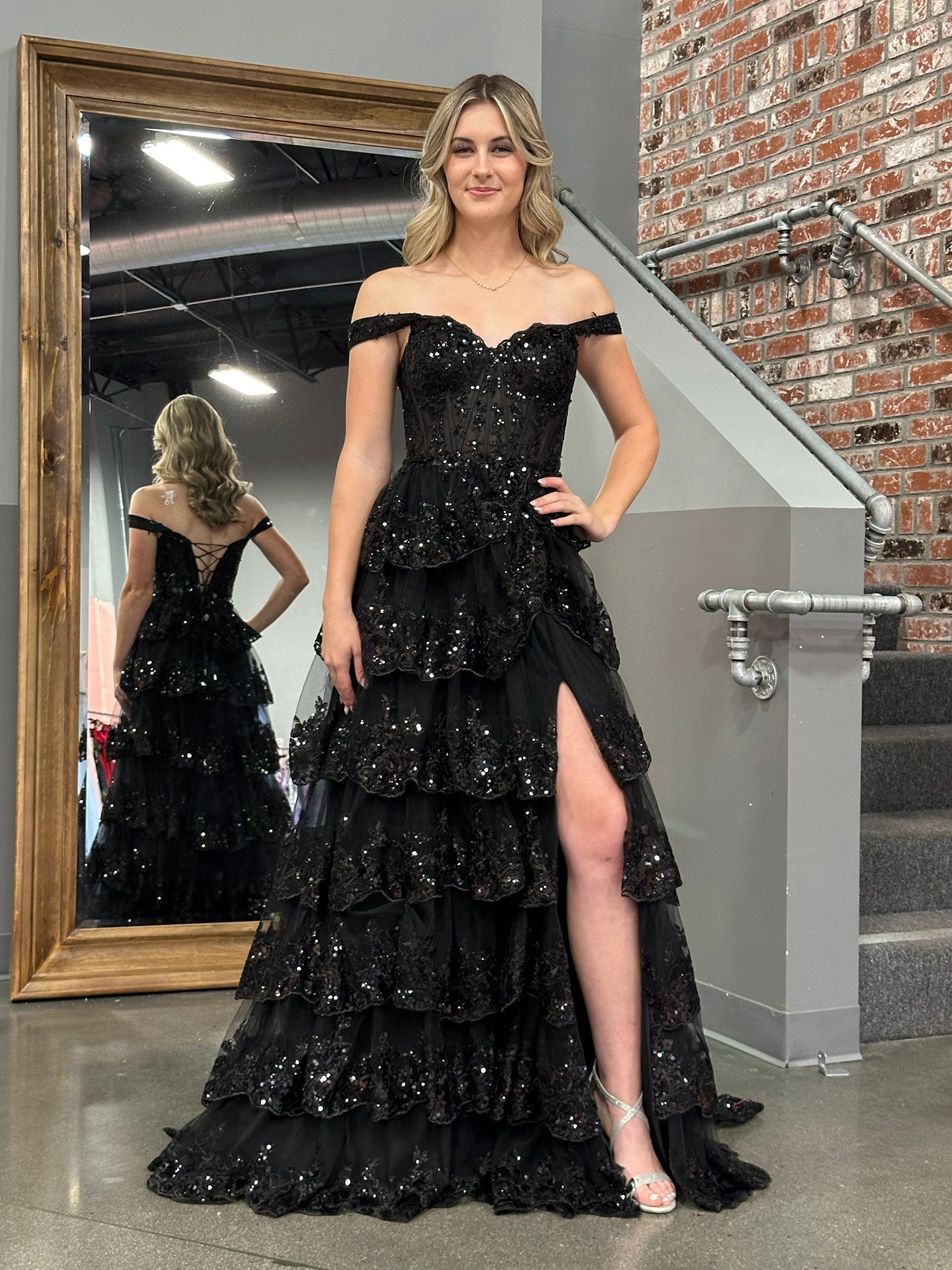 Vestido de graduación tipo corsé con hombros descubiertos y volantes de encaje