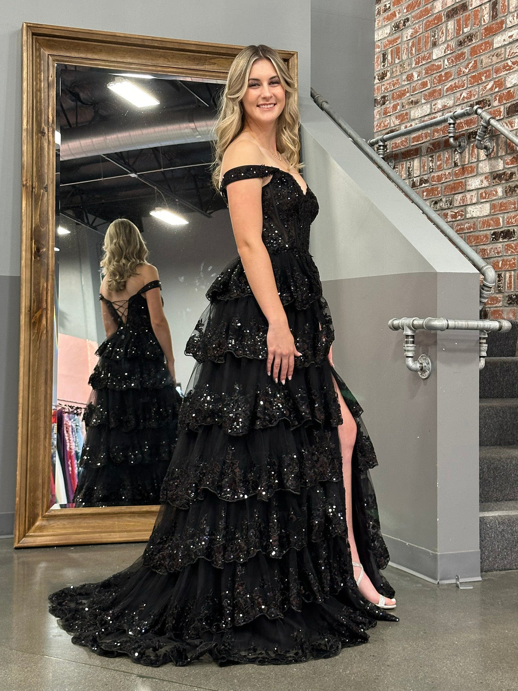 Vestido de graduación tipo corsé con hombros descubiertos y volantes de encaje