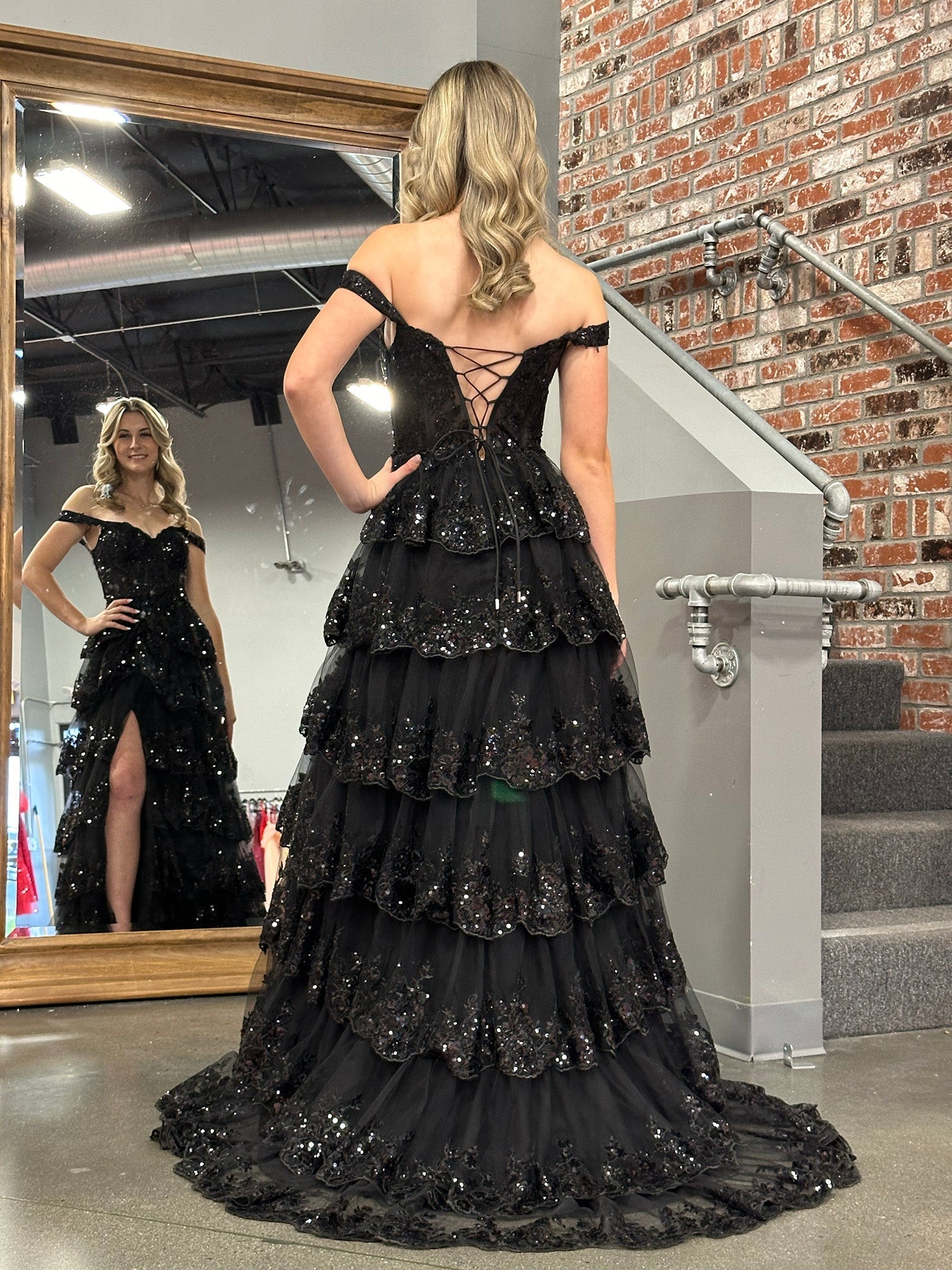 Vestido de graduación tipo corsé con hombros descubiertos y volantes de encaje