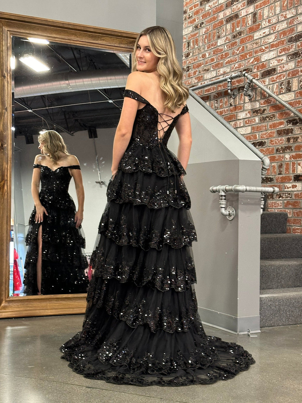 Vestido de graduación tipo corsé con hombros descubiertos y volantes de encaje