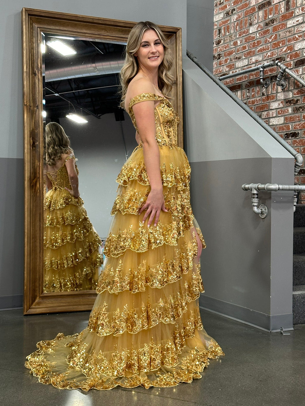 Vestido de graduación tipo corsé con hombros descubiertos y volantes de encaje