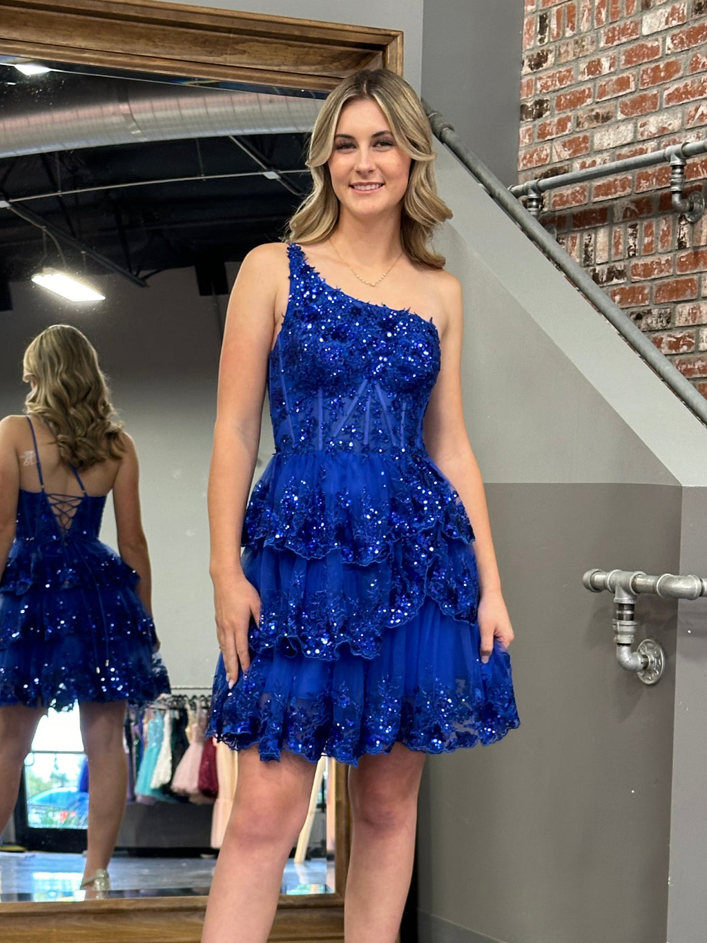 Robe de bal courte bleu marine à une épaule et dentelle à volants, coupe trapèze