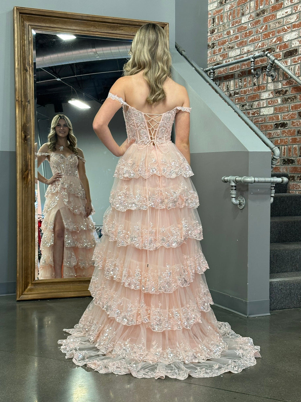 Vestido de graduación tipo corsé con hombros descubiertos y volantes de encaje